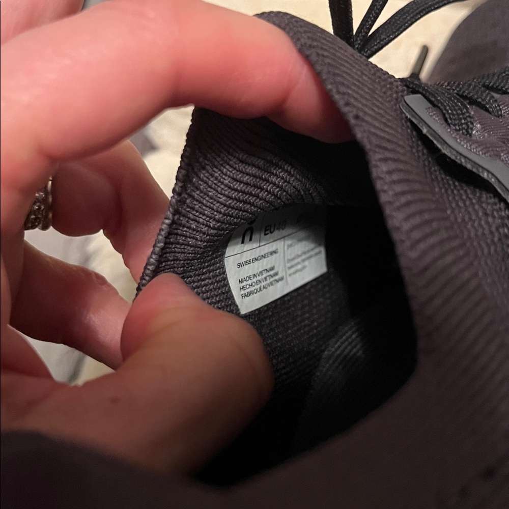 NWT ON women’s Cloud swift 3 (OC) black with purple size 8.5 NWT w box - Picture 7 of 7